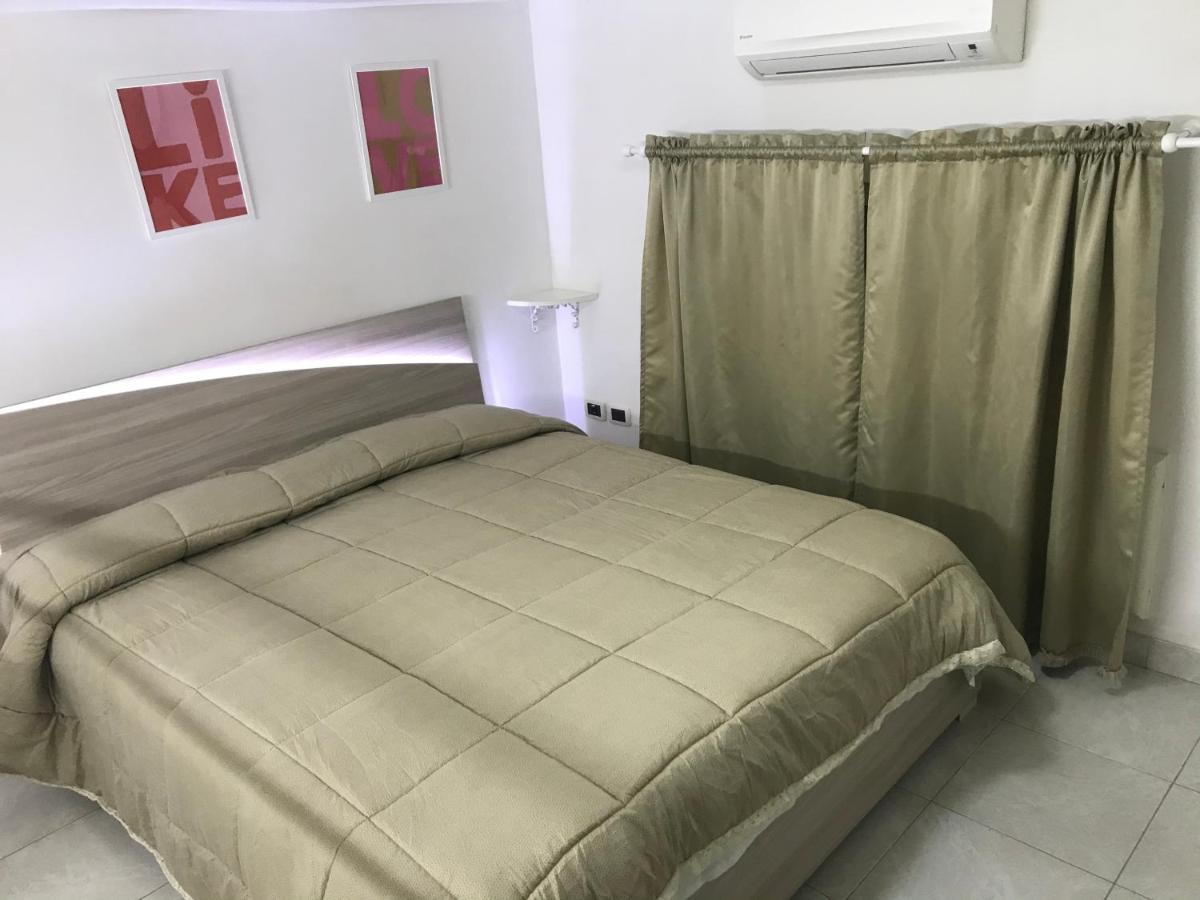 Regy Bed & Breakfast เนเปิลส์ ภายนอก รูปภาพ