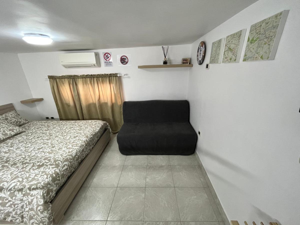 Regy Bed & Breakfast เนเปิลส์ ภายนอก รูปภาพ