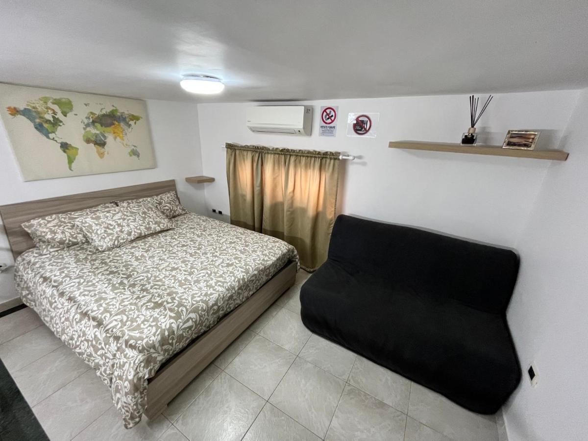 Regy Bed & Breakfast เนเปิลส์ ภายนอก รูปภาพ