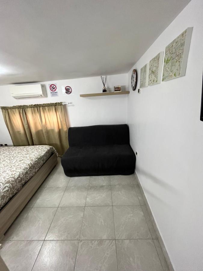 Regy Bed & Breakfast เนเปิลส์ ภายนอก รูปภาพ