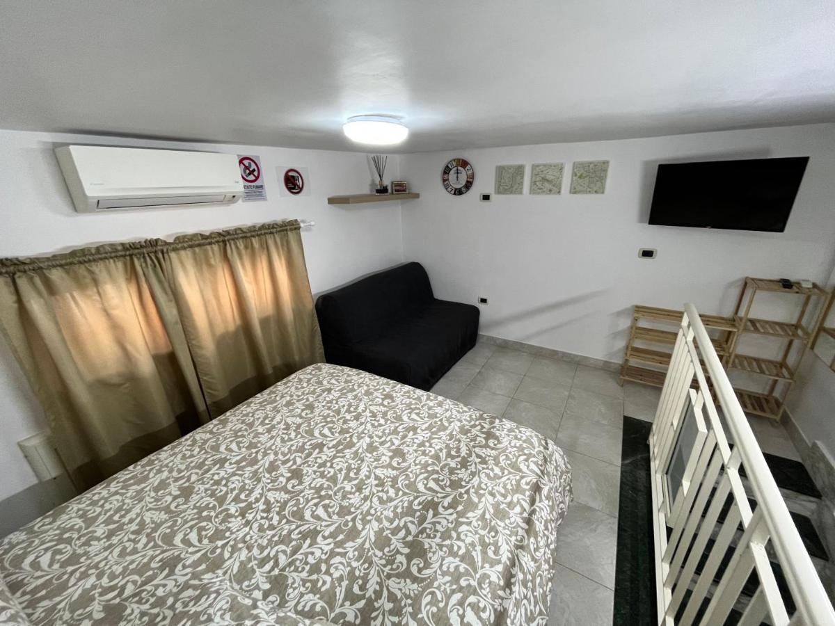 Regy Bed & Breakfast เนเปิลส์ ภายนอก รูปภาพ