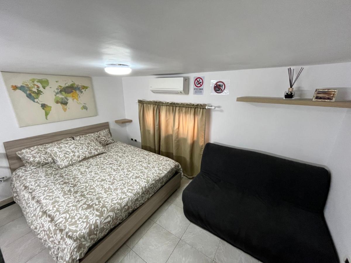 Regy Bed & Breakfast เนเปิลส์ ภายนอก รูปภาพ