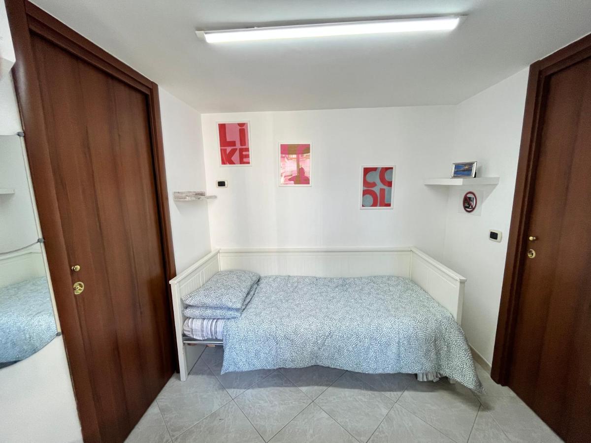 Regy Bed & Breakfast เนเปิลส์ ภายนอก รูปภาพ