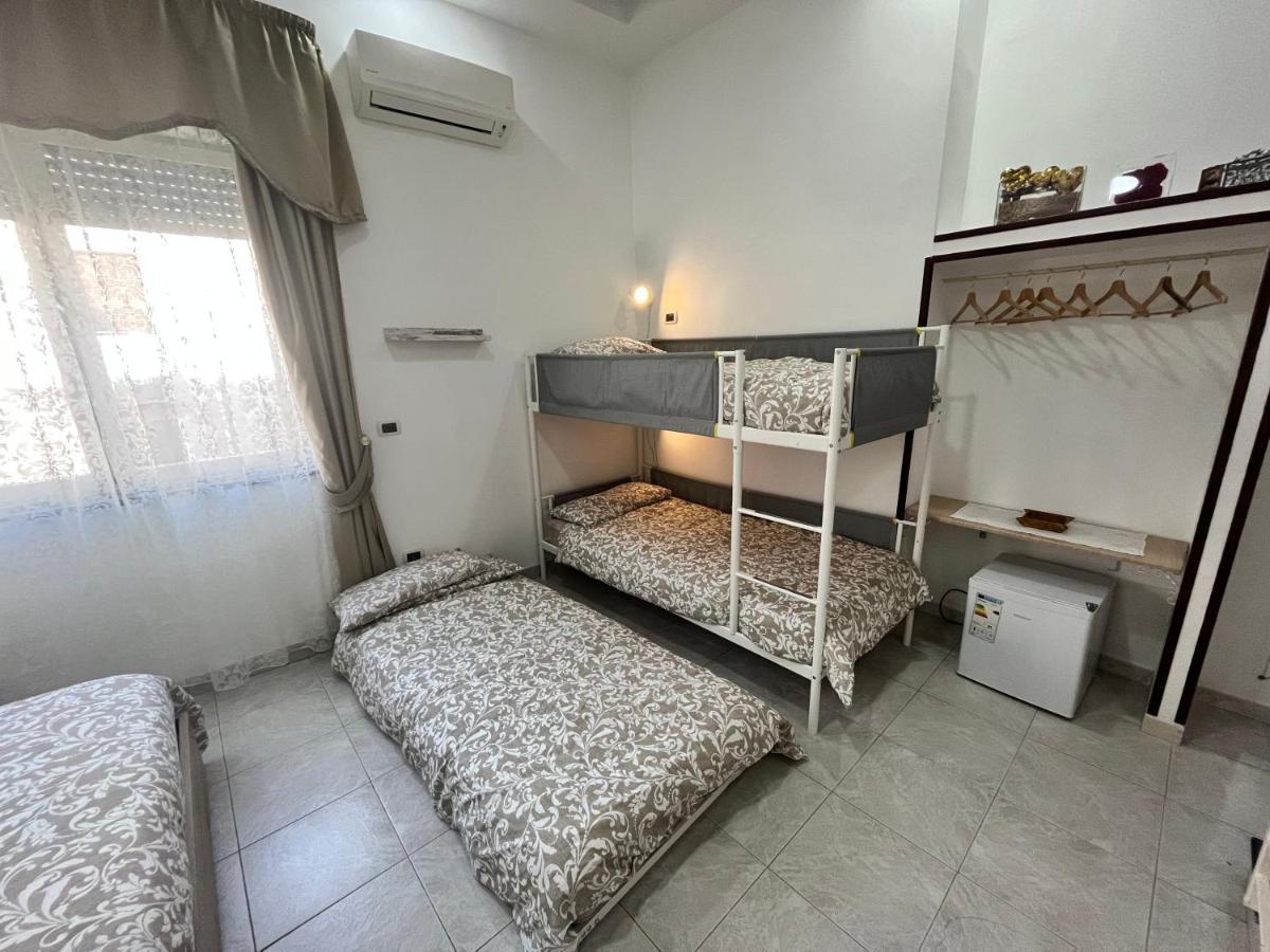 Regy Bed & Breakfast เนเปิลส์ ภายนอก รูปภาพ