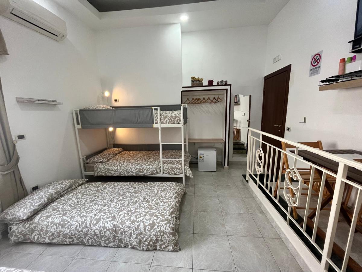 Regy Bed & Breakfast เนเปิลส์ ภายนอก รูปภาพ