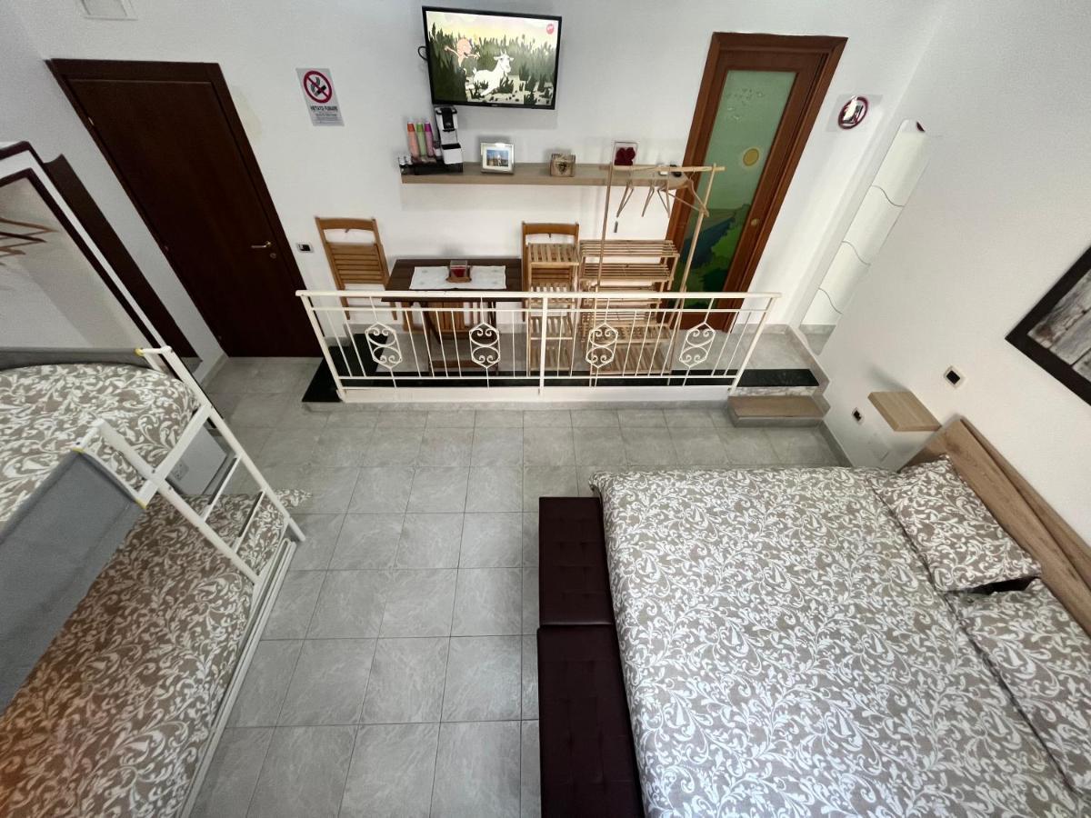 Regy Bed & Breakfast เนเปิลส์ ภายนอก รูปภาพ