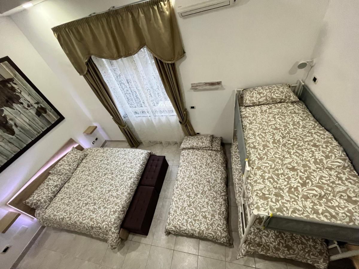 Regy Bed & Breakfast เนเปิลส์ ภายนอก รูปภาพ