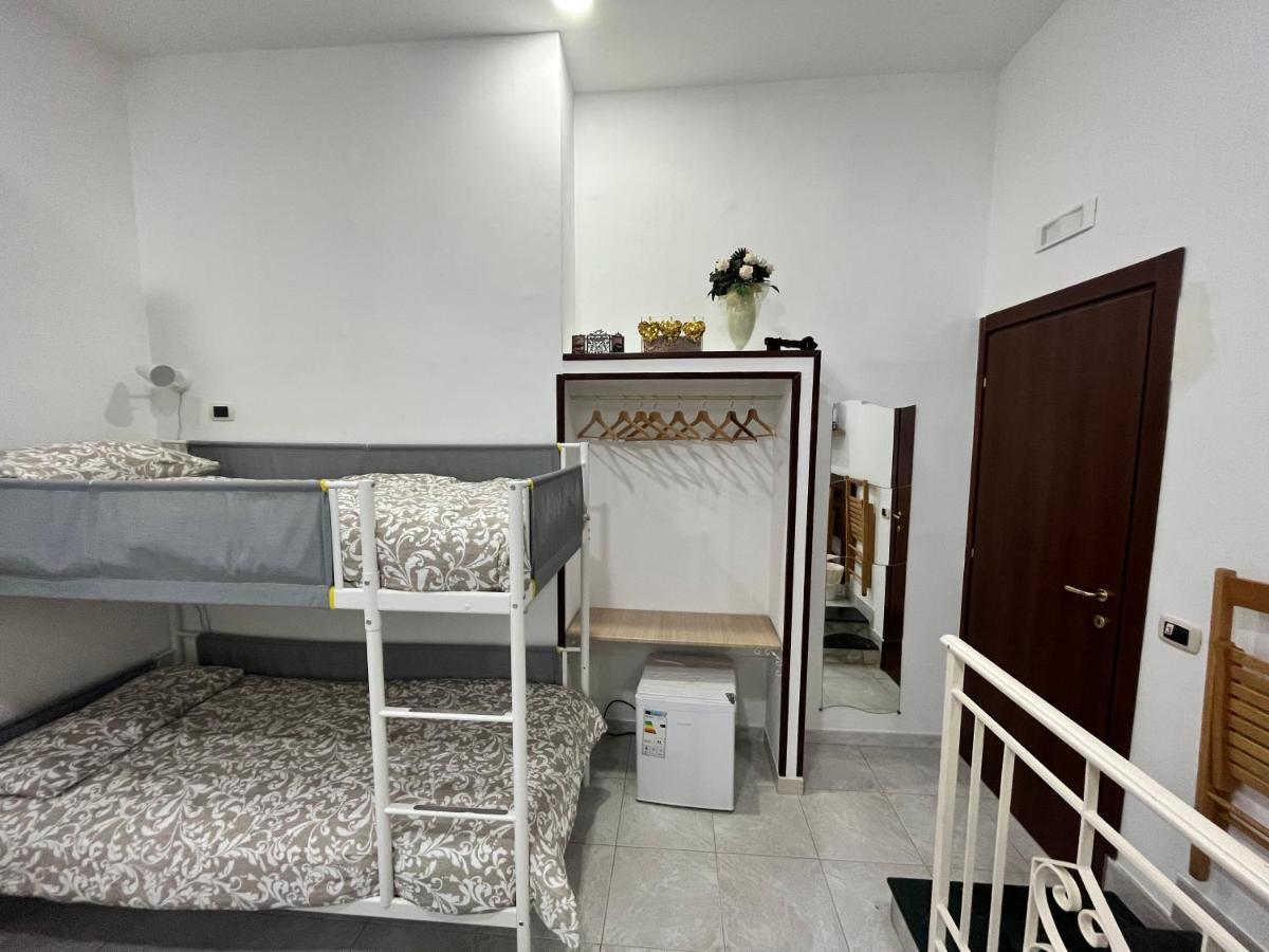 Regy Bed & Breakfast เนเปิลส์ ภายนอก รูปภาพ
