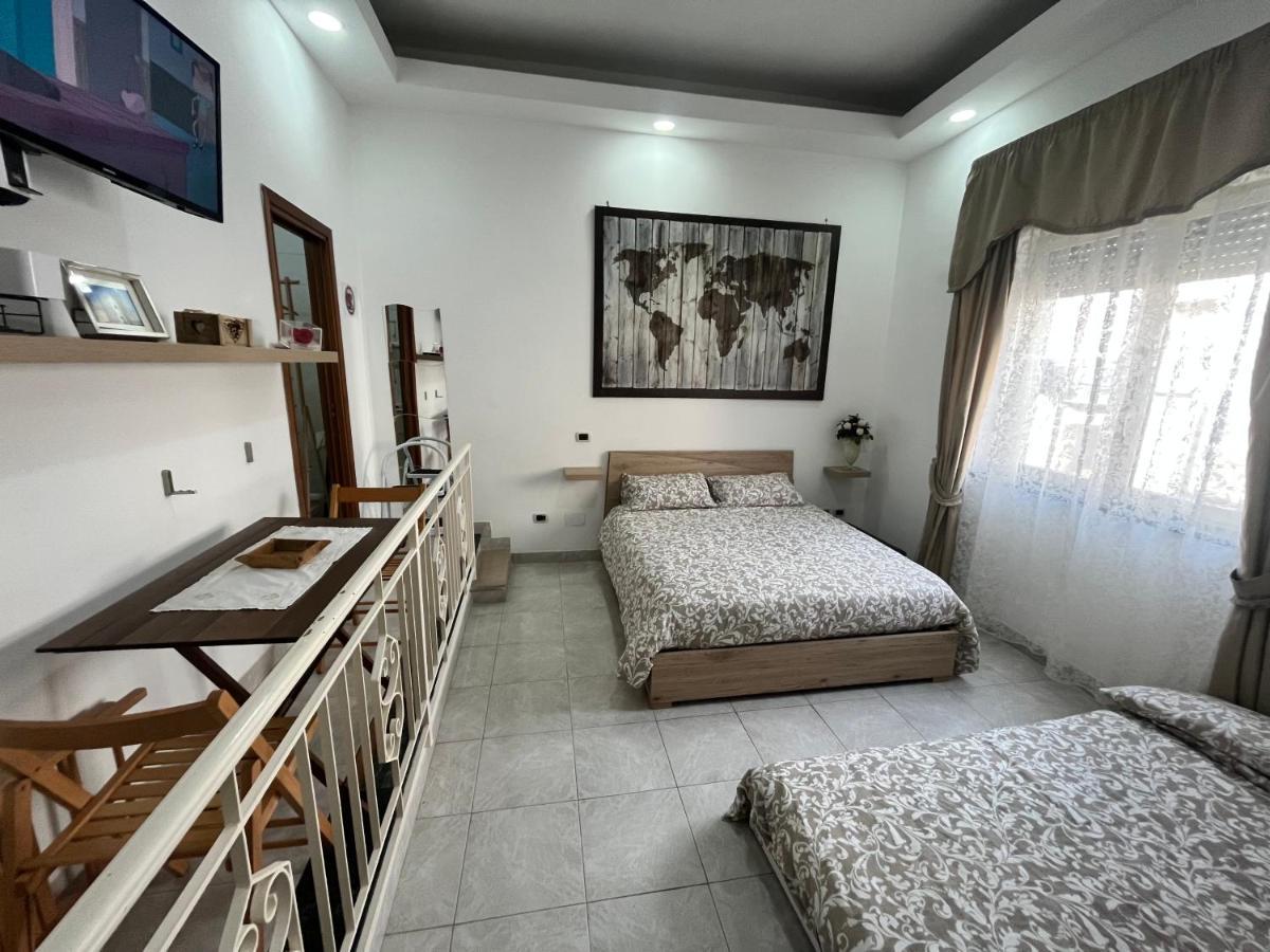 Regy Bed & Breakfast เนเปิลส์ ภายนอก รูปภาพ