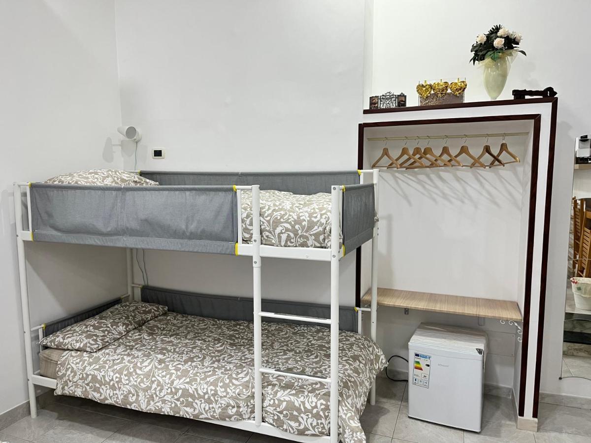 Regy Bed & Breakfast เนเปิลส์ ภายนอก รูปภาพ