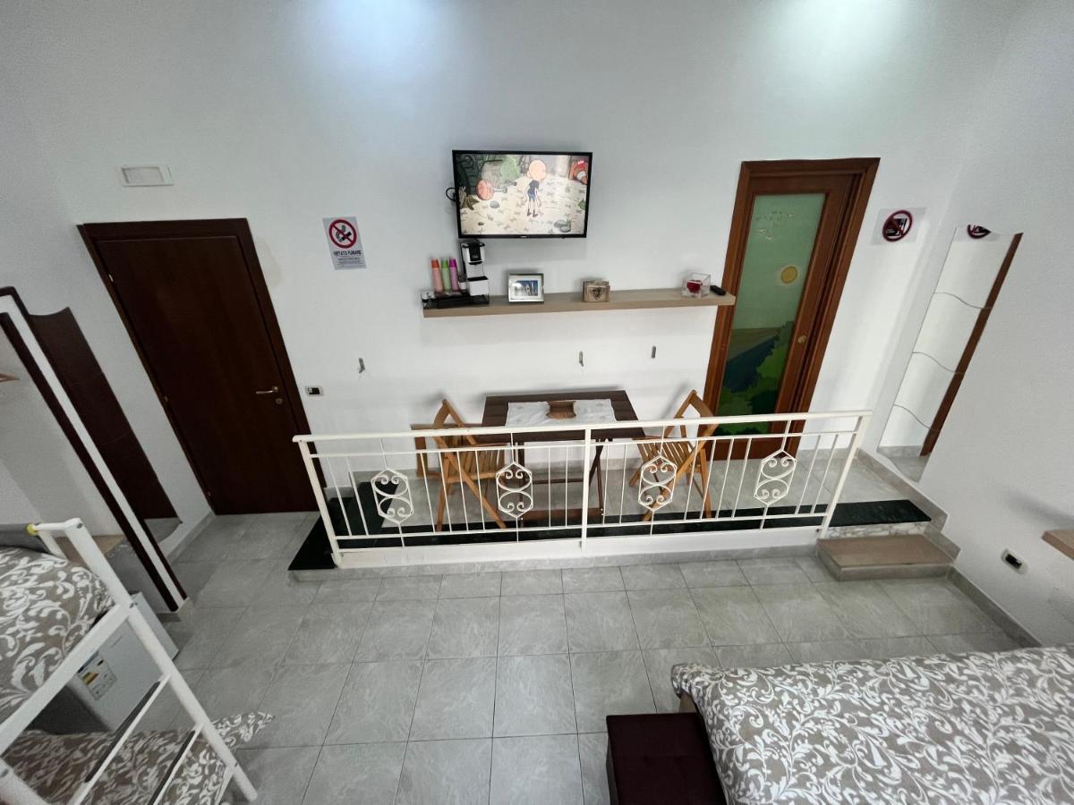 Regy Bed & Breakfast เนเปิลส์ ภายนอก รูปภาพ