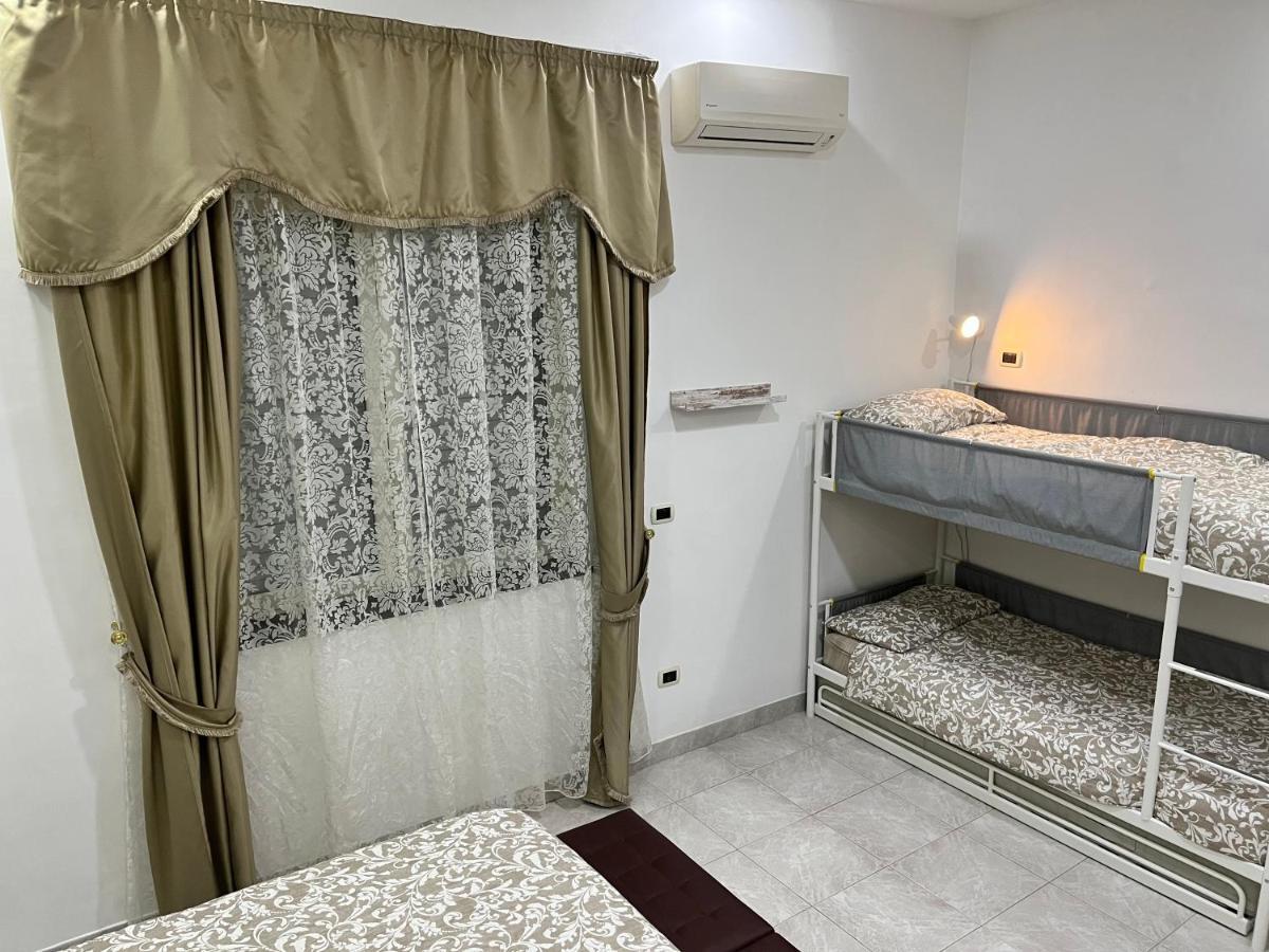 Regy Bed & Breakfast เนเปิลส์ ภายนอก รูปภาพ