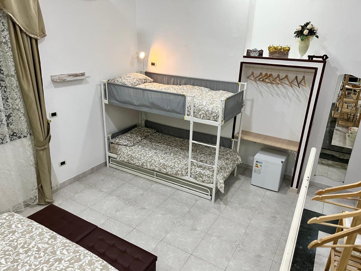 Regy Bed & Breakfast เนเปิลส์ ภายนอก รูปภาพ