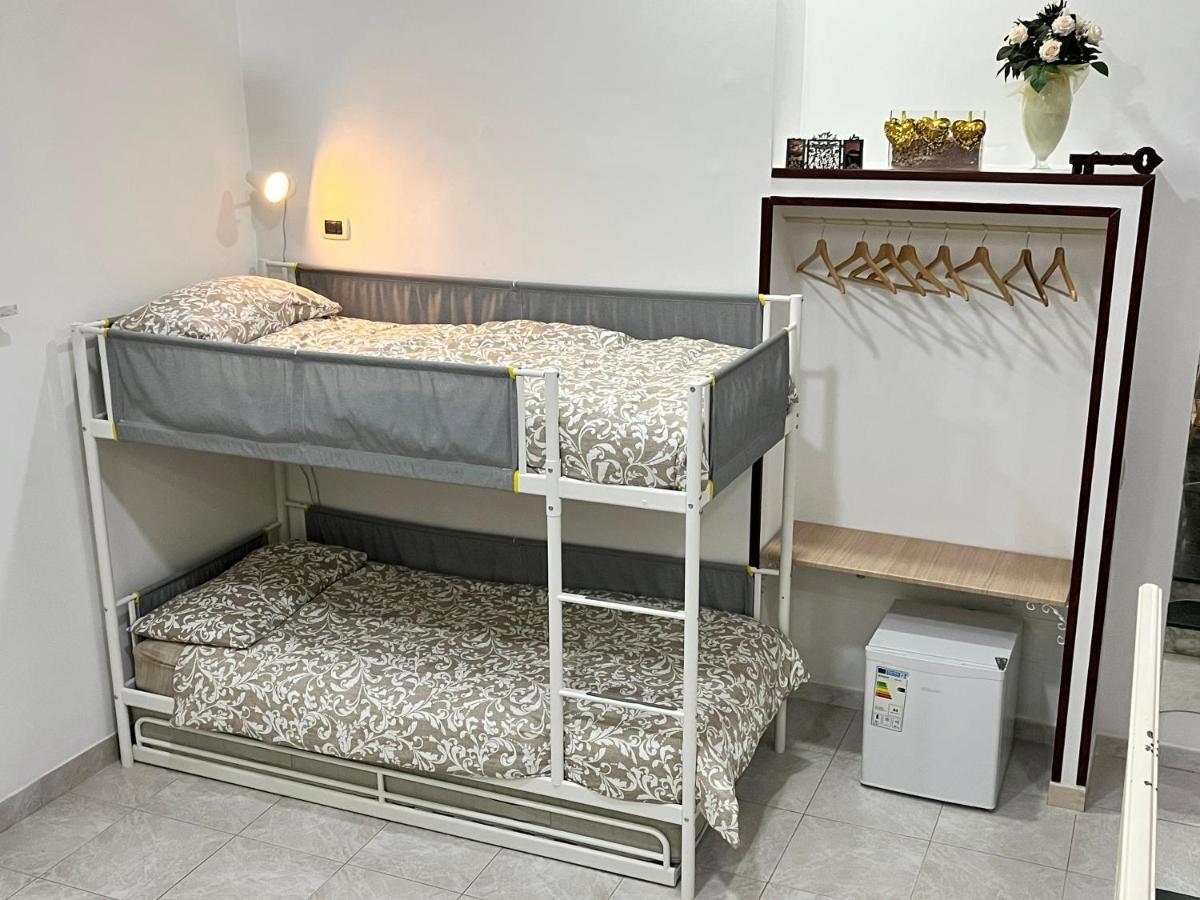 Regy Bed & Breakfast เนเปิลส์ ภายนอก รูปภาพ